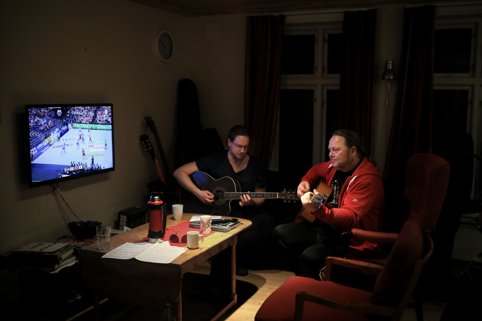 Akustisk: Kenneth og Jensen tar en liten jamsession ved stuebordet, akkompagnert av håndball-VM.