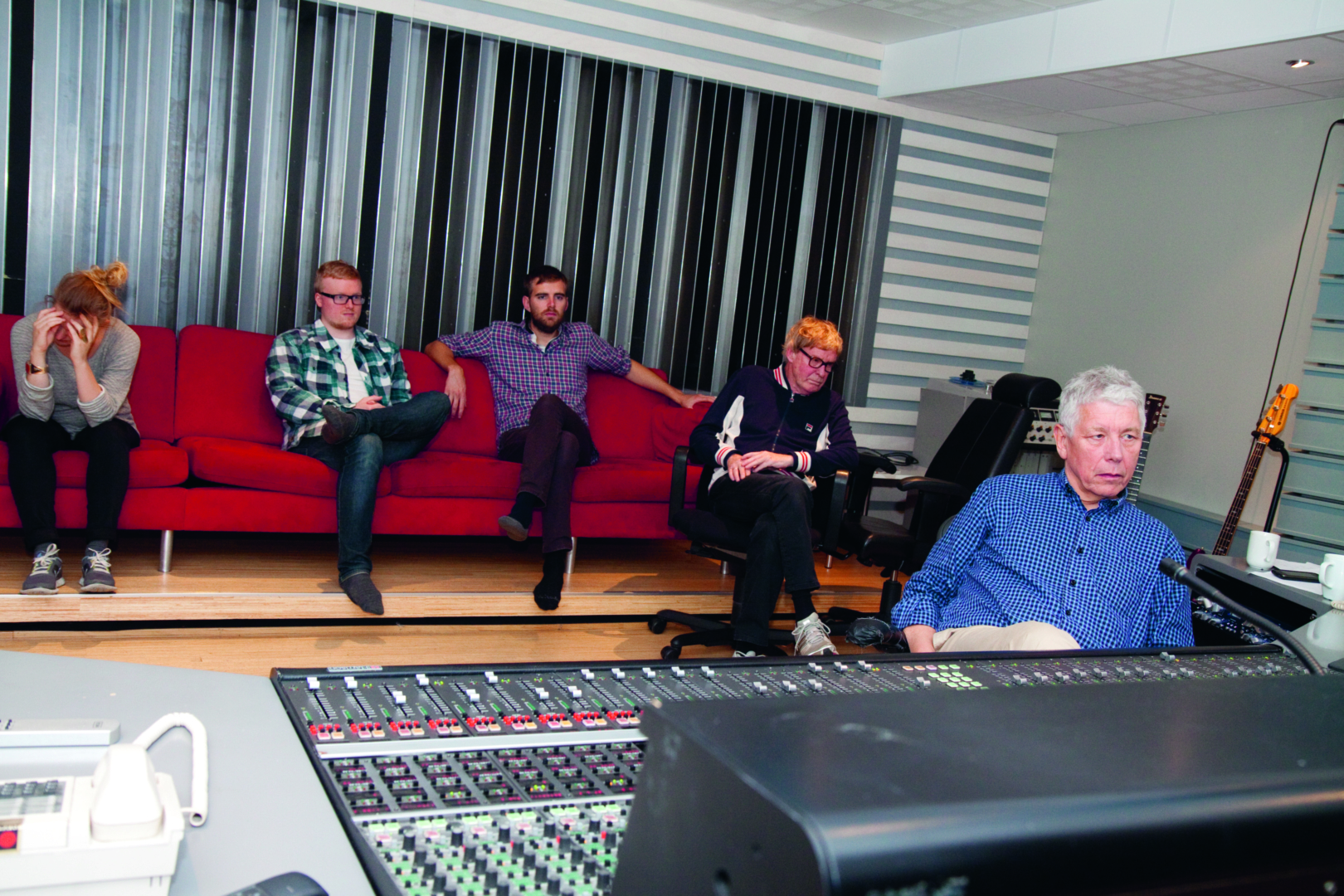 Nå: Jan Erik lytter på fersk innspilling med musikerne (fra venstre) Emilie Christensen, Kjetil Jerve, Jo Fougner Skaansar og Jon Christensen i Rainbow Studio.