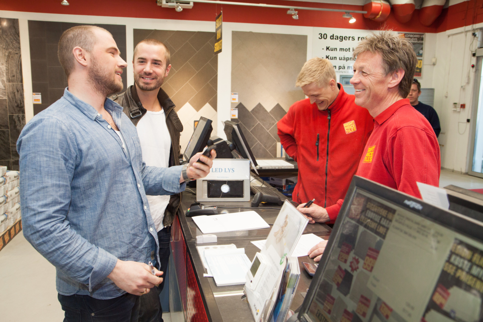 Norge rundt: Kjartan Lode (foran t.v.) og Tommy Fredvang oppsøker butikksjef Frode Mysen som ikke har betalt Gramo-avgiften.