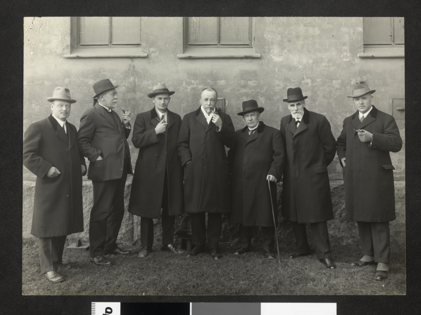 Koralbokkomiteen fra 1926: F.v.: Organist Abraham Hvidsten, direktør (Musik-Konservatoriet i Oslo) og organist Peter Lindeman, komitésekretær, lektor, dr. phil. Ole Mørk Sandvik, komitéformann, biskop, dr. theol h.c. Jens Gleditsch, sogneprest Einar Diesen, organist Lars Søraas, og komponist og domorganist Eyvind Alnæs.