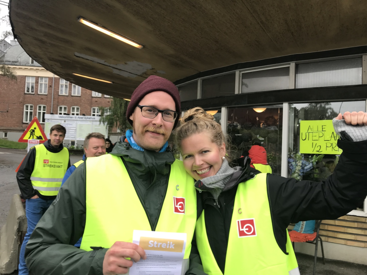 Streikevakt: Musikkterapeutene Torgrim Vågan og Julie Mangersnes deler ut løpesedler og forklarer hva de streiker for - i dag foran Aker sjukehus. 
