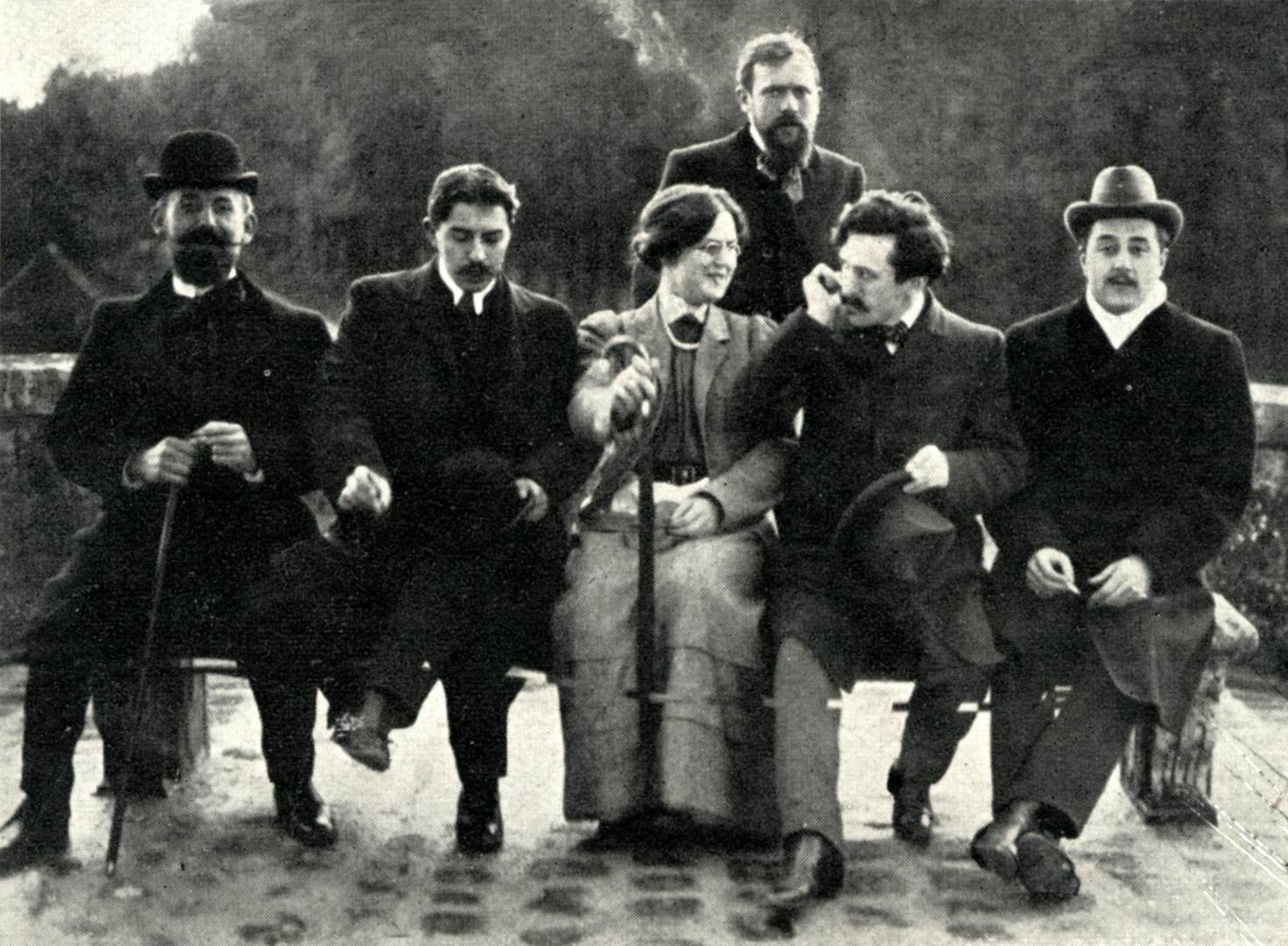 Mannsdominert: Komponisten og musikkpedagogen Nadia Boulanger med sine konkurrenter i komposisjonskonkurransen Grand Prix de Rome i 1907. F.v.: Leboucher, Masselier, Boulanger, Gaubert, Delmas og Gailhard. Søsteren til Nadia, Lili, var den første kvinnen til å vinne prisen, i 1913.