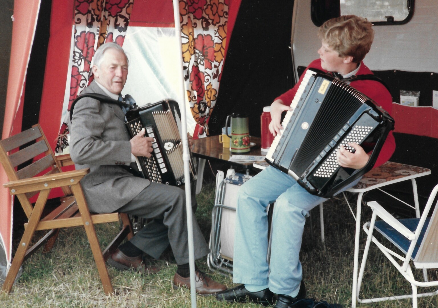 13 år: Bestefar Benjamin Sandberg var en aktiv spellemann på Modum og bygdene omkring fra 1930-tallet. Her er bestefar og Håvard i 1987, på festivalen Bälgspel vid Landsvägskanten i Sverige.