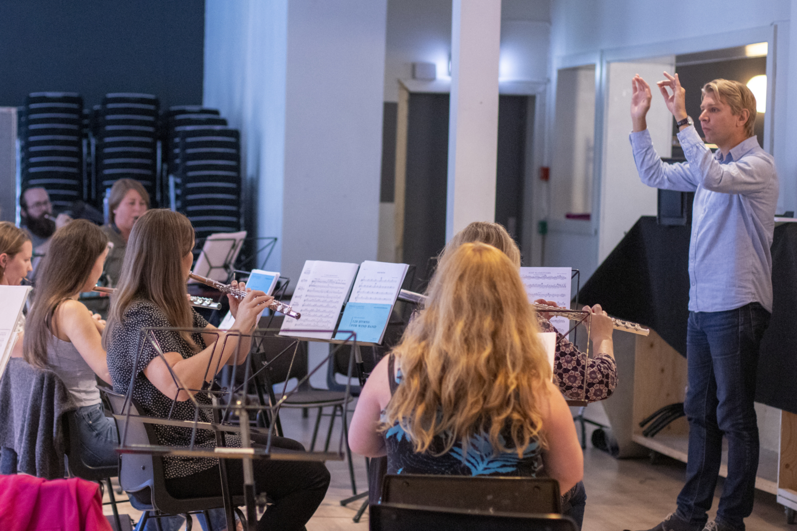 Inne i Harmonien: Drammen konsertorkester varmer opp under det de mener er helseskadelige forhold.