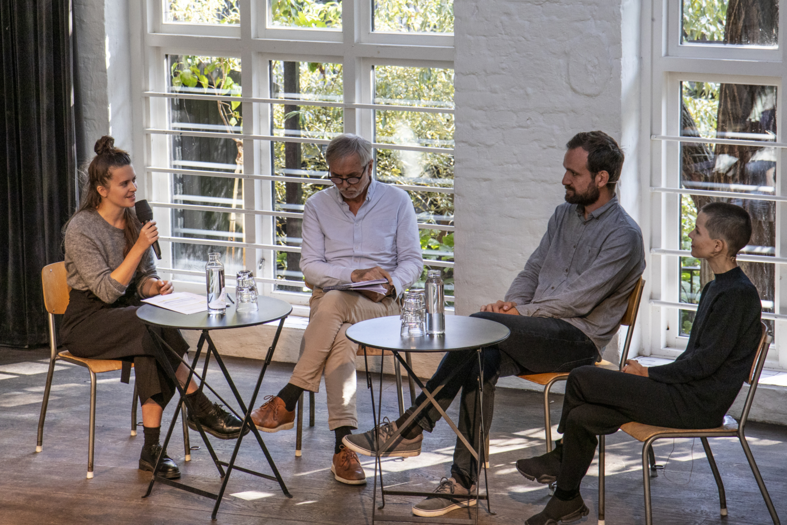 Psykisk samtale: Før paneldebatt fortalte musiker Kristoffer Lo og entreprenør, produsent og manager Miriam Nabunya om sine erfaringer med å møte veggen. Panelet, ledet av musiker Hanna von Bergen, besto av psykolog og forfatter Carina Carl, førsteamanuensis i samfunnspsykologi, Jonas Vaag, samt terapeut og forsker ved Norges musikkhøgskole (NMH), Philip Dammen.