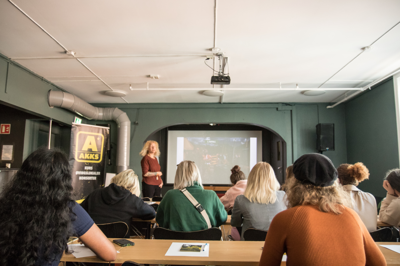 Miljø: – Dere skal drive med kultur med god samvittighet, sier Julie Forchammer, festivalsjefen for Vinjerock, til arrangørspirene, som suger til seg engasjementet.