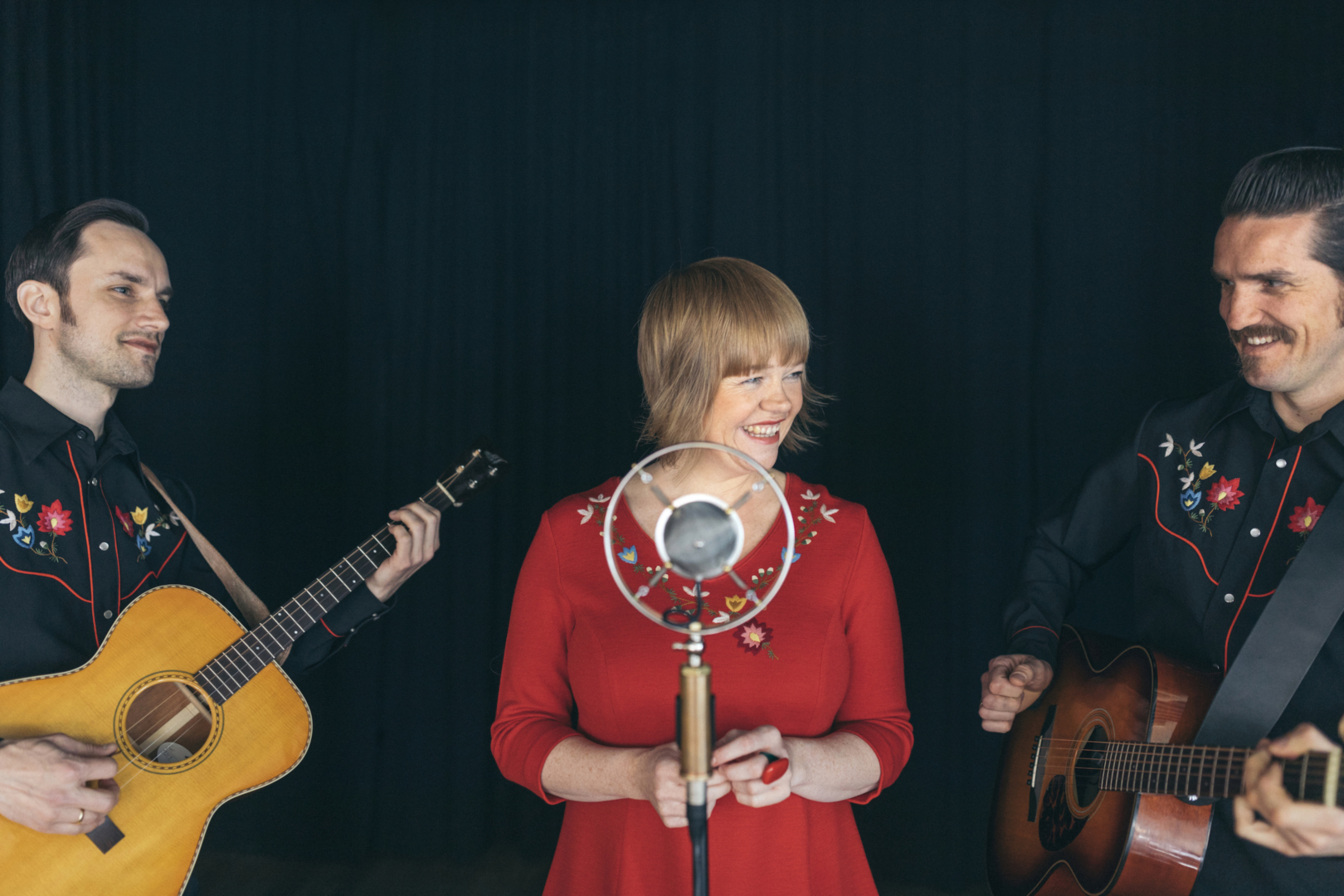 Den faste trioen: Randi Tytingvåg Trio består av Randi på vokal, Dag Vagle (.t.h.) på gitar og vokal, og Erlend E. Aasland på tenorgitar, mandolin, banjo og vokal.  Plata The Light You Need Exists er blitt til i samarbeid med lyriker Helge Torvund.