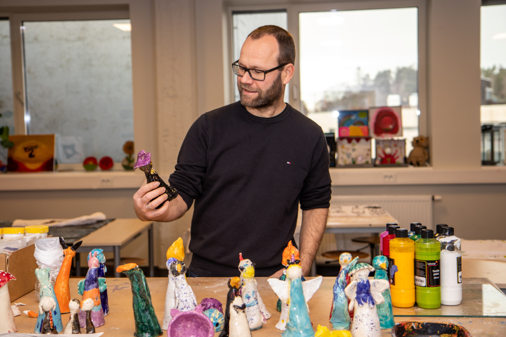 Øyvind Lunde i kunstrommet. Ny keramikkovn er innkjøpt, den gir flere muligheter for kunstelevene. 