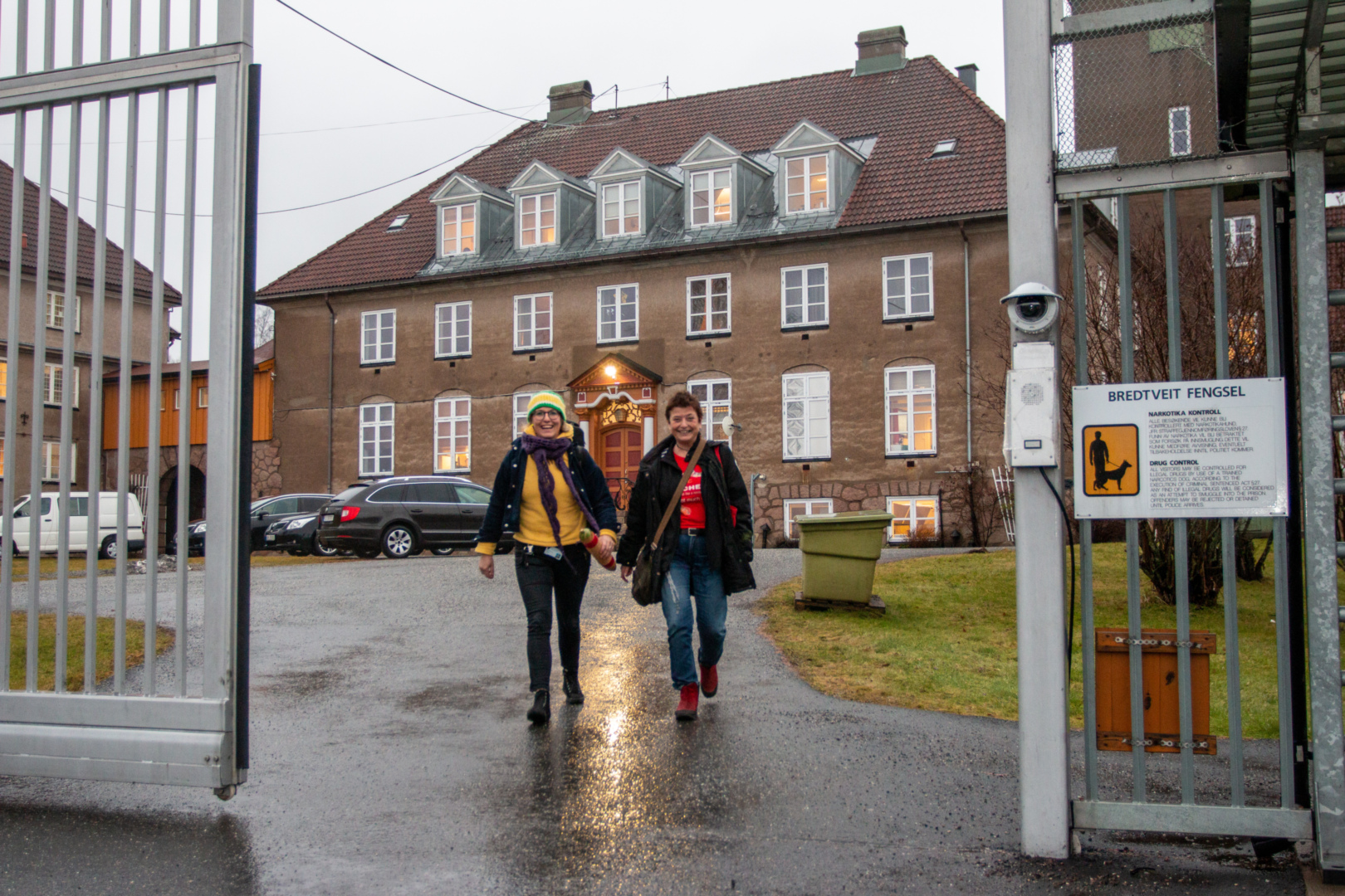 På innsiden: Bente Mari Mortensen (t.v.) og Venja Ruud Nilsen har drevet musikkterapeutisk og -pedagogisk arbeid i Bredtveit fengsel og forvaringsanstalt i en årrekke. Nå er arbeidet blitt bok – et dokument over de innsattes historier og musikken de har lagd innafor murene.