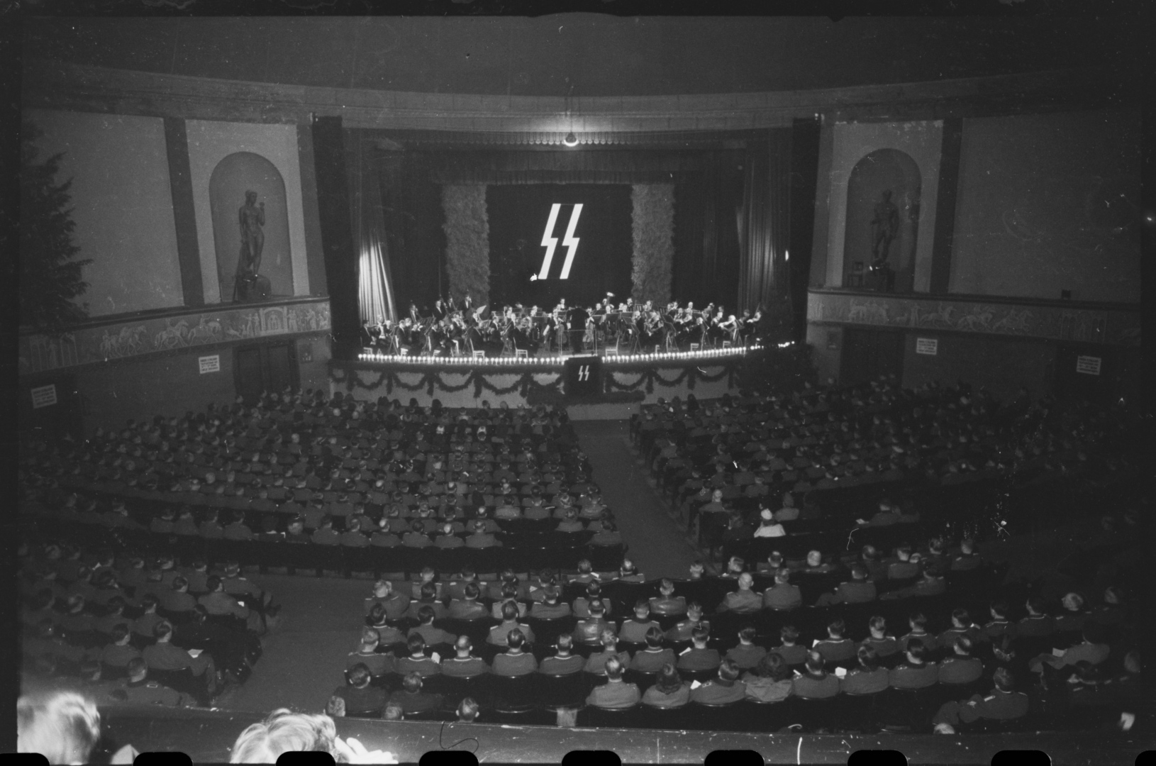 Nazifiserte kulturinstitusjoner: Julemøtet for tyske Germanske SS på Colosseum i 1944.