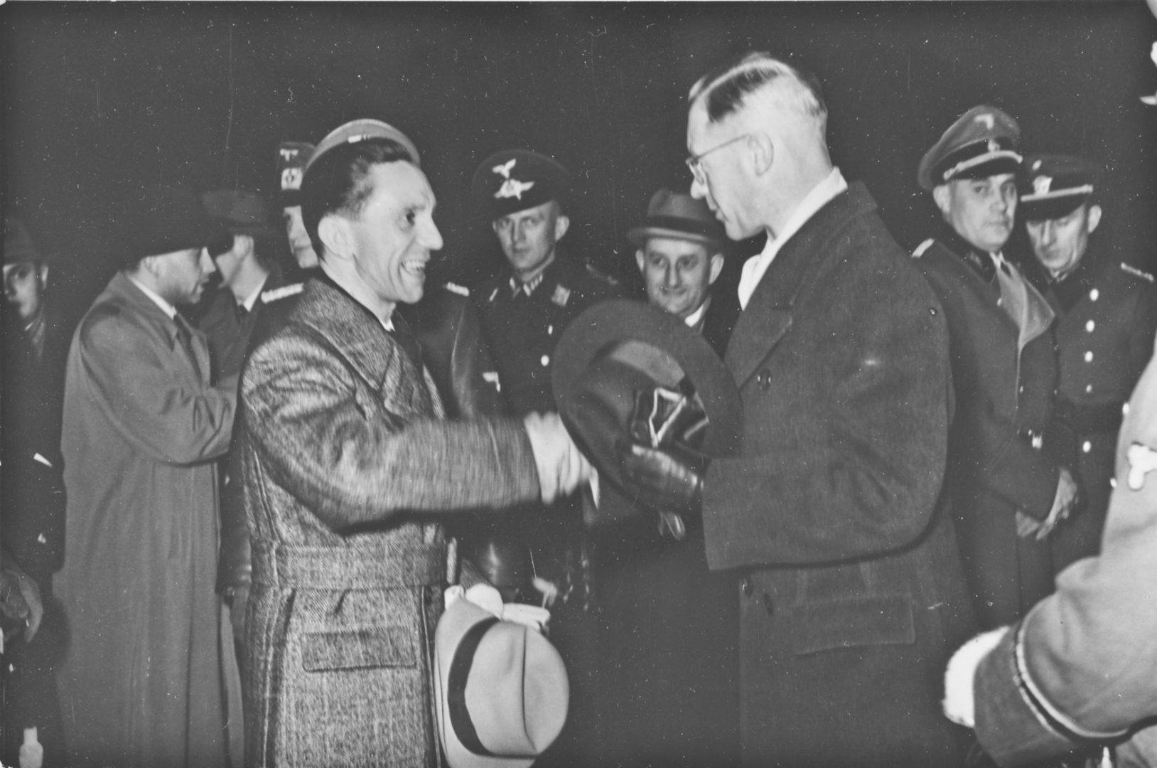 Besøk fra Tyskland: Joseph Goebbels (t.v.) var propagandaministeren til Hitler. Han besøkte Norge i slutten av 1940, og støttet blant annet Josef  Terbovens (t.h.) idé om å bygge en opera i Oslo.
