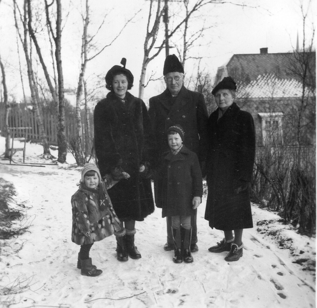 1949: Harald sammen med søsteren Kari, moren Bjørg, og besteforeldrene Charlotte og Peter Nordsjø.