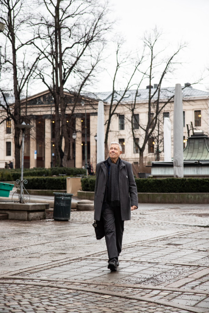 Byvandring i krigsåras musikkliv: Organisten og professoren Harald Herresthal loser oss gjennom musikklivet i 40-åras Oslo. De viktigste kulturinstitusjonene lå i området rundt Nationaltheatret.