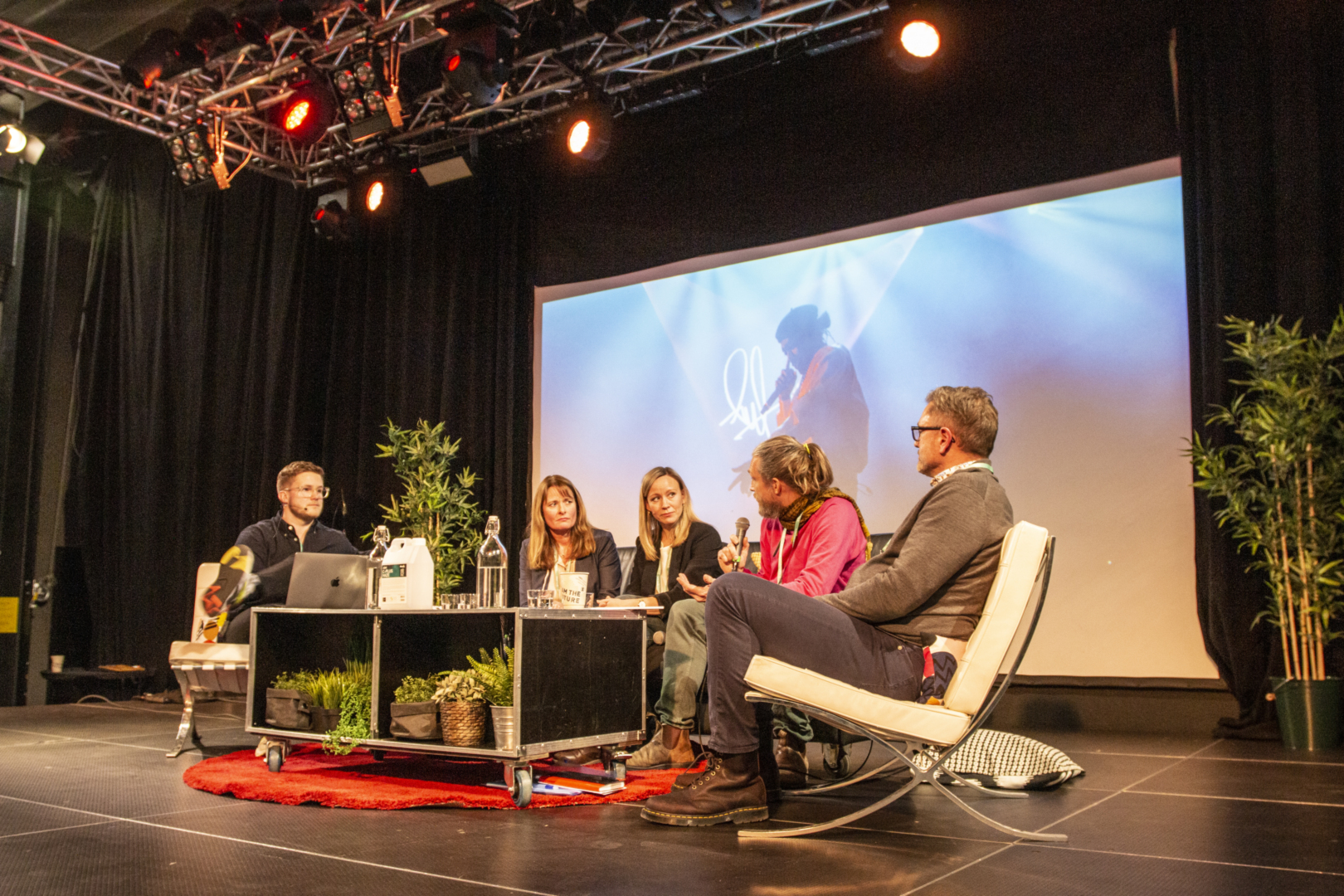 RØYKENS PRIS: Scenerøyk gjør flere musikere, dansere og scenearbeidere sjuke. Bylarm arrangerte debatt om problemet. Fra venstre: Journalist i Aftenposten Morten Schwencke, HR-sjef i Operaen Trude Rostad, nestleder i Creo Christine Thommessen, scenograf Kyrre Heldal Karlsen og overlege i Arbeidstilsynet Tor Erik Danielsen.