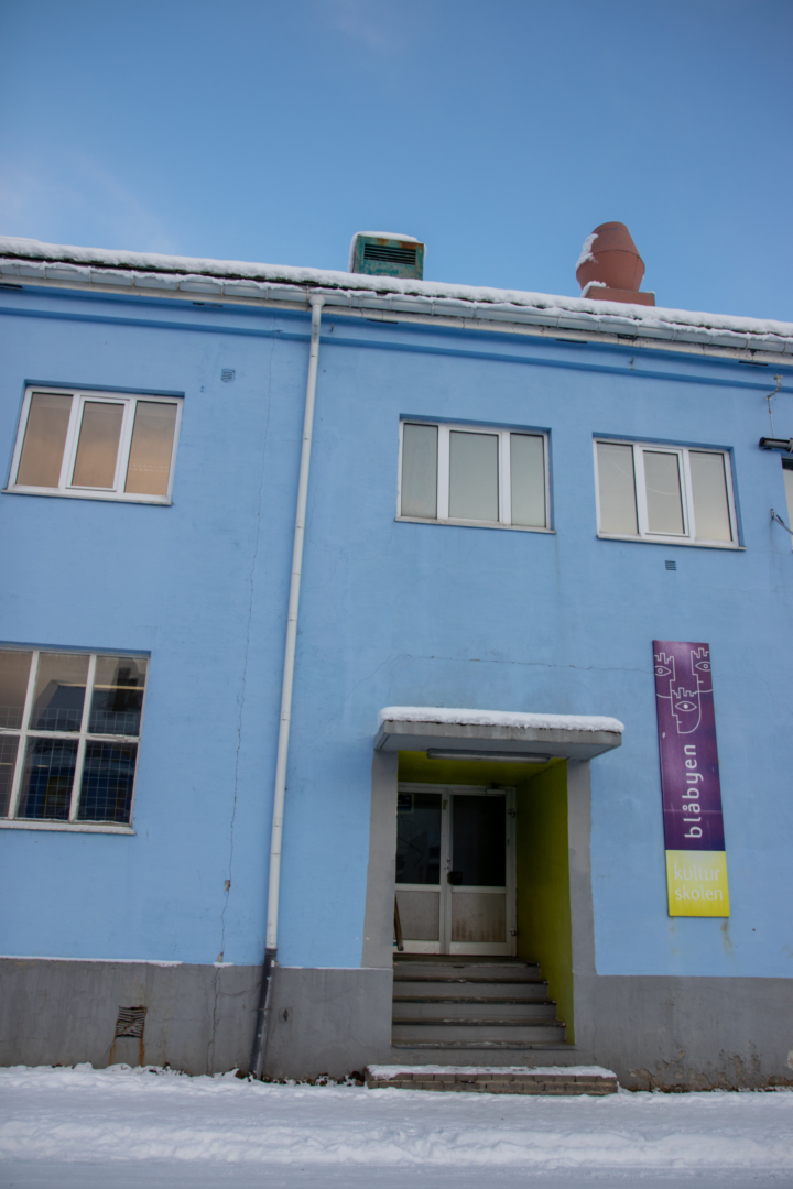 Blå by: I forbindelse med tusenårsmarkeringen i 2000, ble mange av Sortlands bygninger malt blå. Derav kallenavnet Den blå byen. Her er den gamle kulturskolen.
