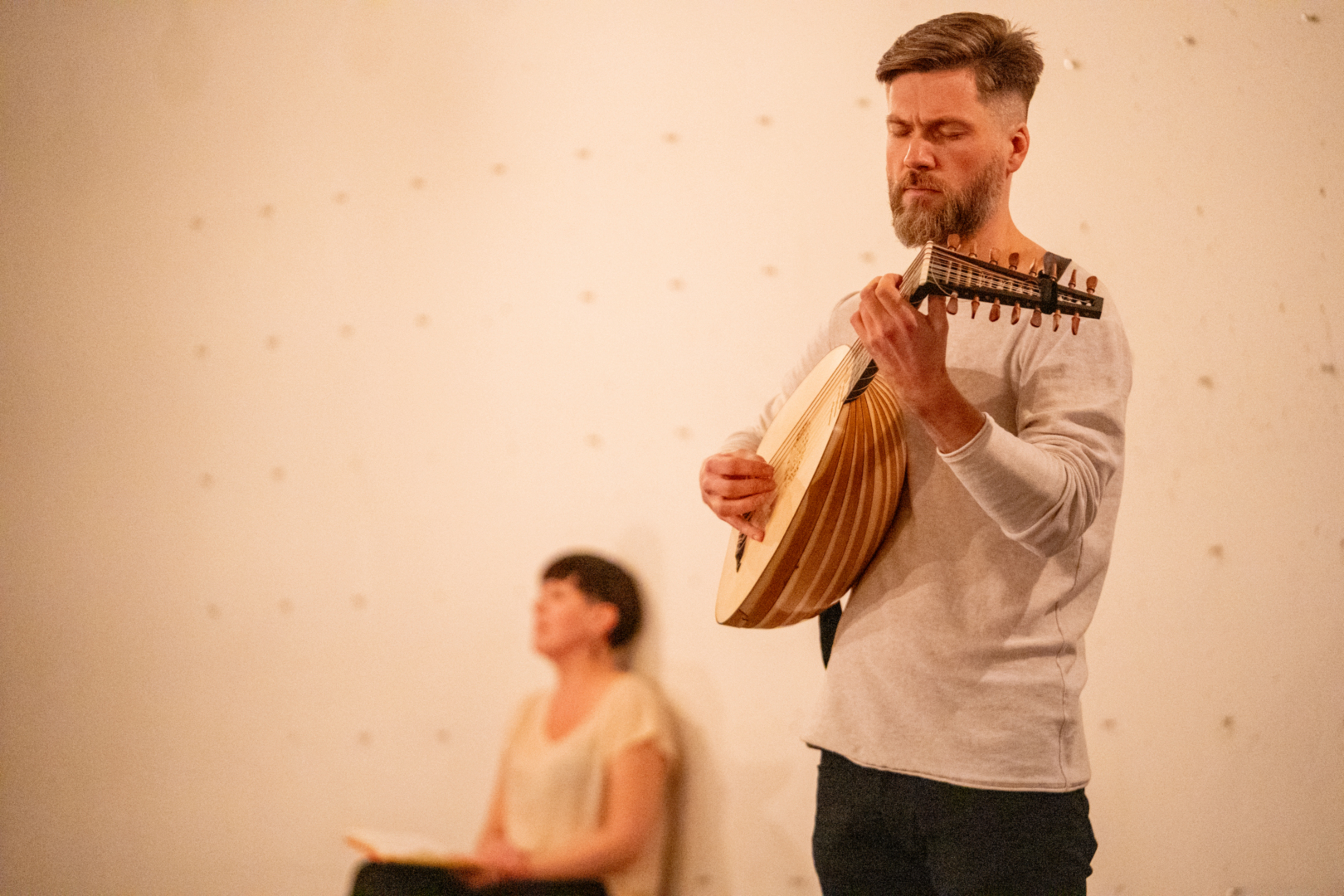 Fortid transformeres til nåtid: Solmund Nystabakk og Berit Norbakken fra konserten «Or strange to you». Nystabakk har undersøkt hvilke sammenhenger luttsangene ble framført i, og hvilket forhold det var mellom dem som var involvert i framførelsen. 