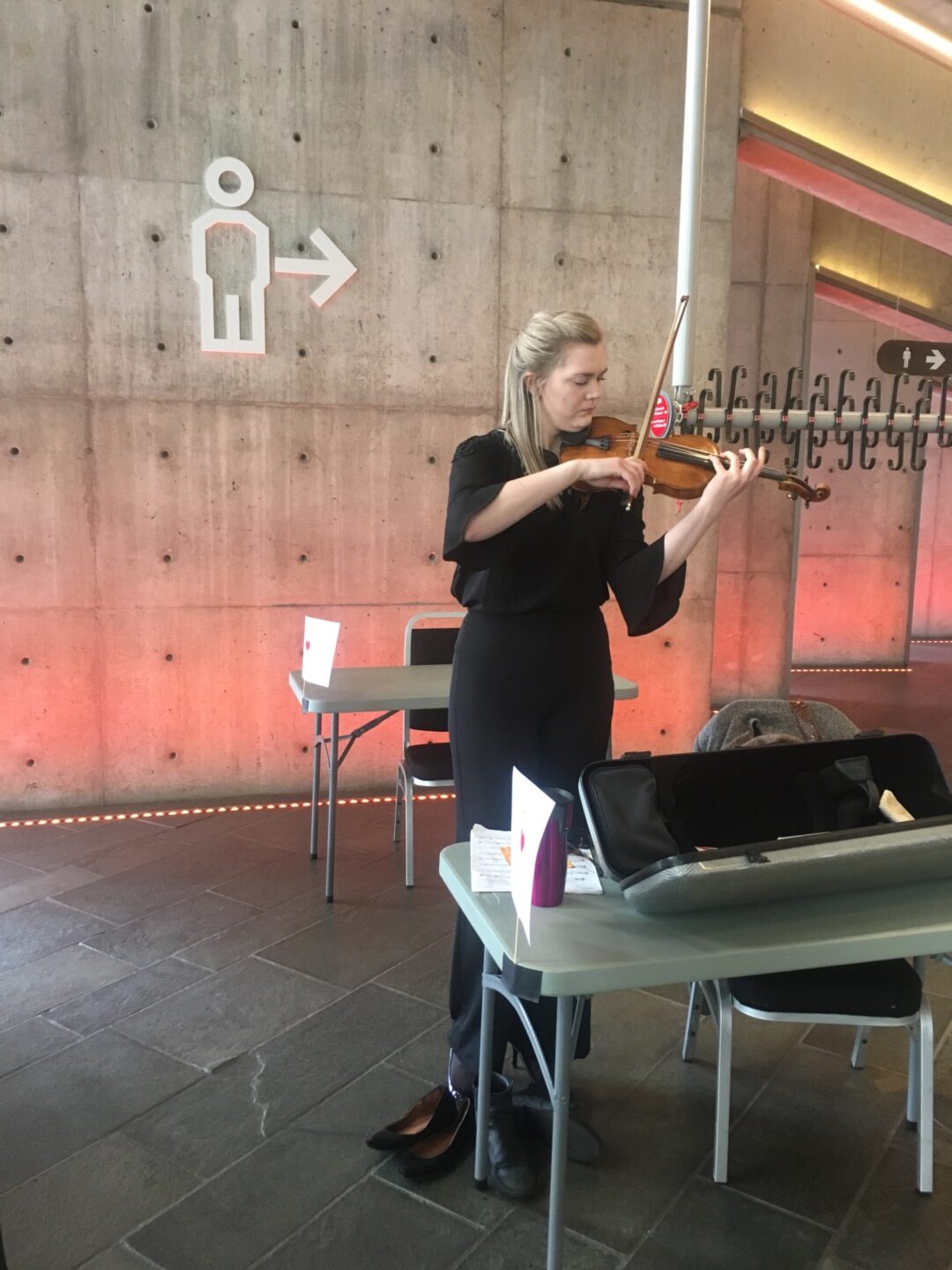 Comeback: Fiolinist Mari Birgitte Bølgen Halvorsen øver i den provisoriske garderoben. – Det er vanvittig deilig å være tilbake, sier hun.