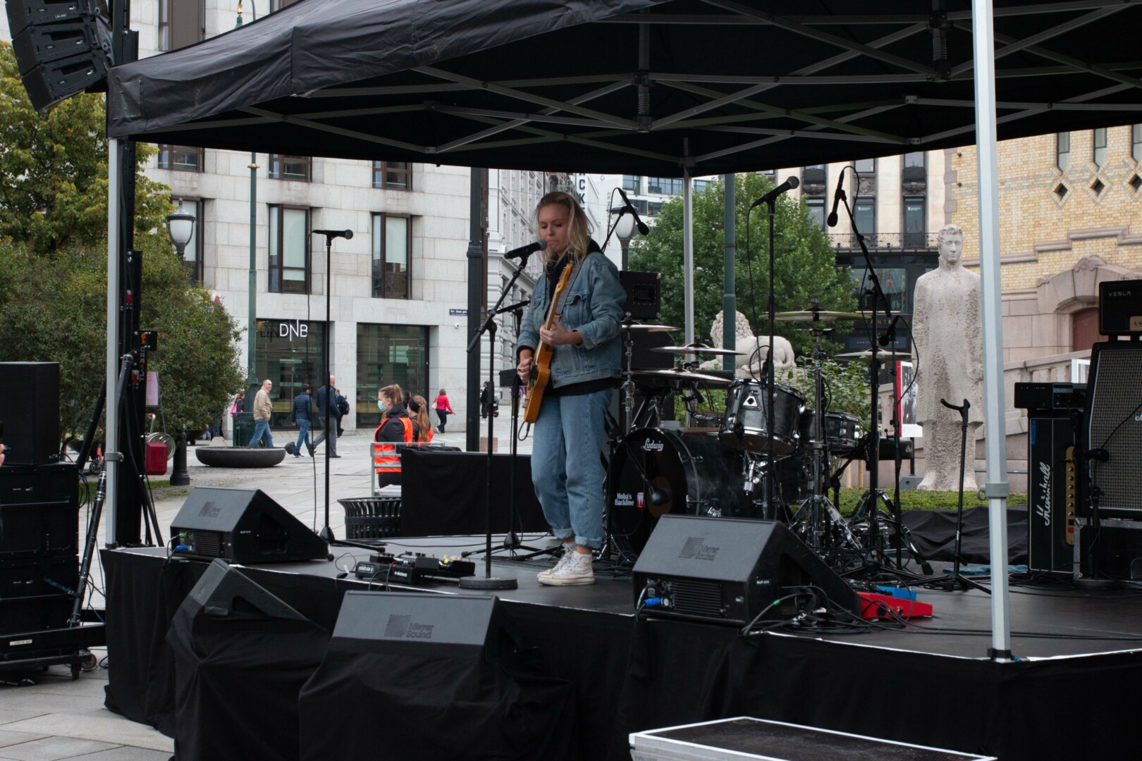 BLUES FOR STØTTE: Bluesgitaristen Tora Dahle Aagard stilte opp foran Stortinget. 