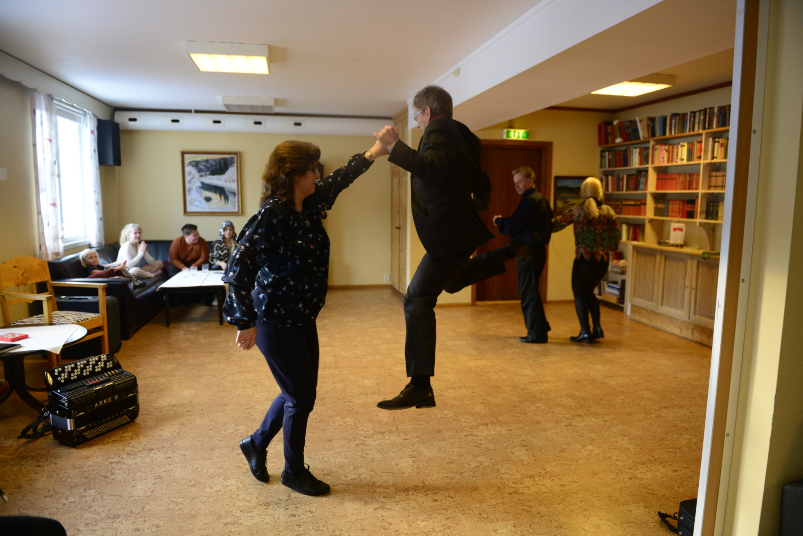 DANSEINSPIRATORAR: Ikkje berre folkemusikken, men òg -dansen har sterke røter i Ål. Gunnlaug Lien Myhr og Martin Myhr har vore heilt sentrale i å byggje opp eit aktivt folkedansmiljø i distriktet. Her dansar dei under Margit Lien sin 100-årsdag på helselagsstugu på Gol. Margit er mor til Gunnlaug, og Gunnlaug er mor til Margit Myhr, som du kan lese om på side 17.