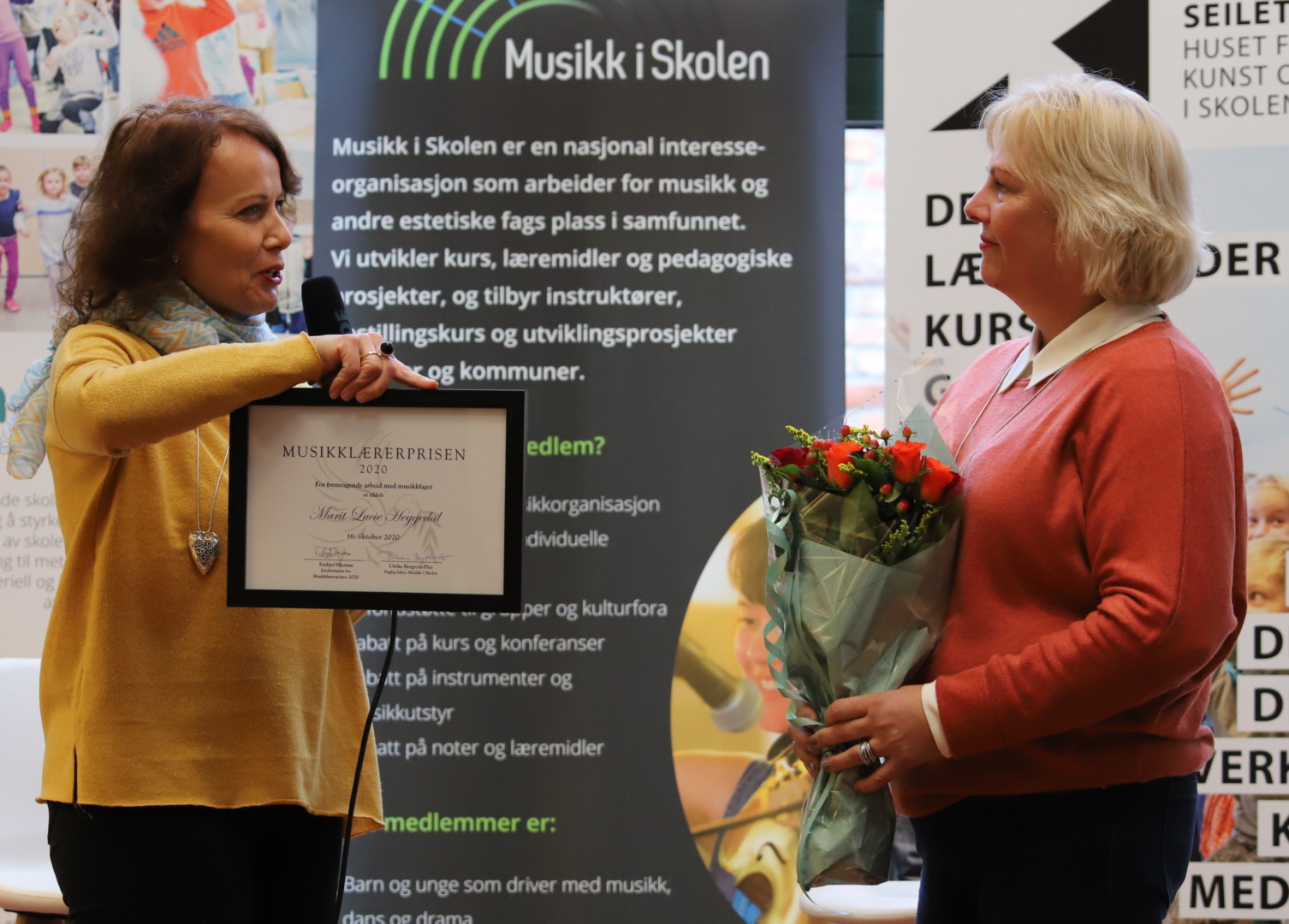 VIKTIG INNSATS: Marit Lucie Heggedal får Musikklærerprisen av Ulrika Bergroth-Plur, daglig leder i Musikk i skolen. Prisen ble utdelt under Musikklærerdagene.