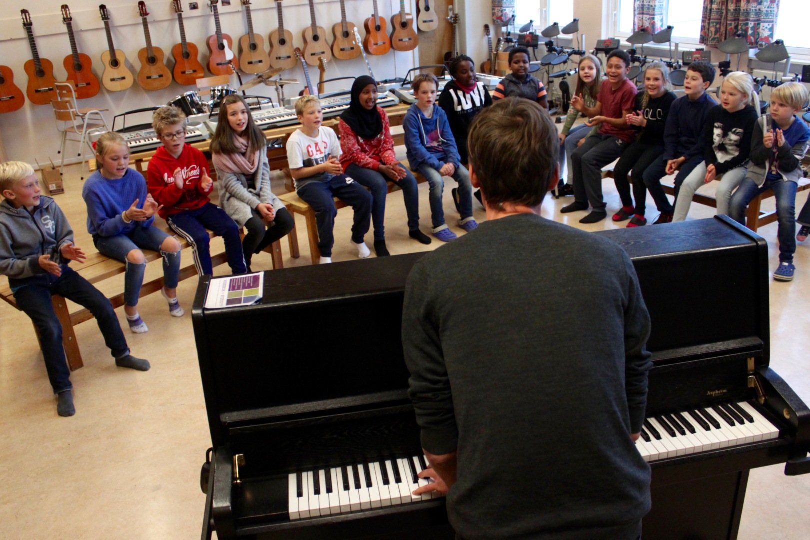 SANG PÅ TIMEPLANEN: Musikkultur besøkte i 2017 Voksen skole, som da var Syngende skole.