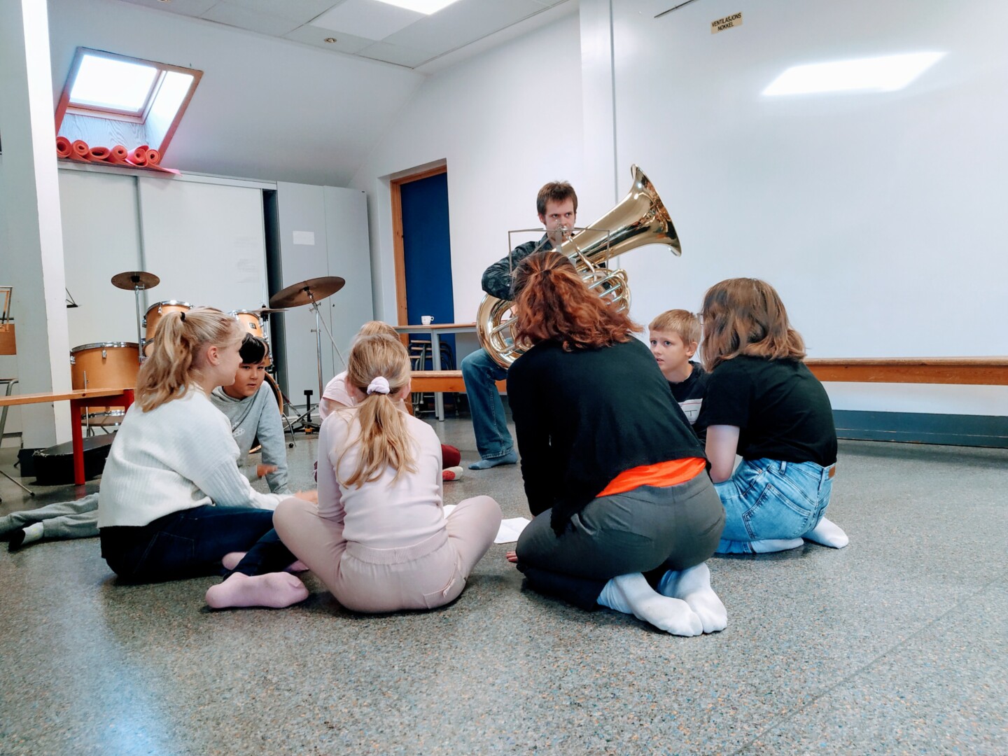 MUSIKERE OG DANSERE I SAMSPILL: Tre musikere og tre dansere samarbeidet om prosjektet på Storhaug skole. Her ser vi Henrik Andreas Kleveland foran elevene.