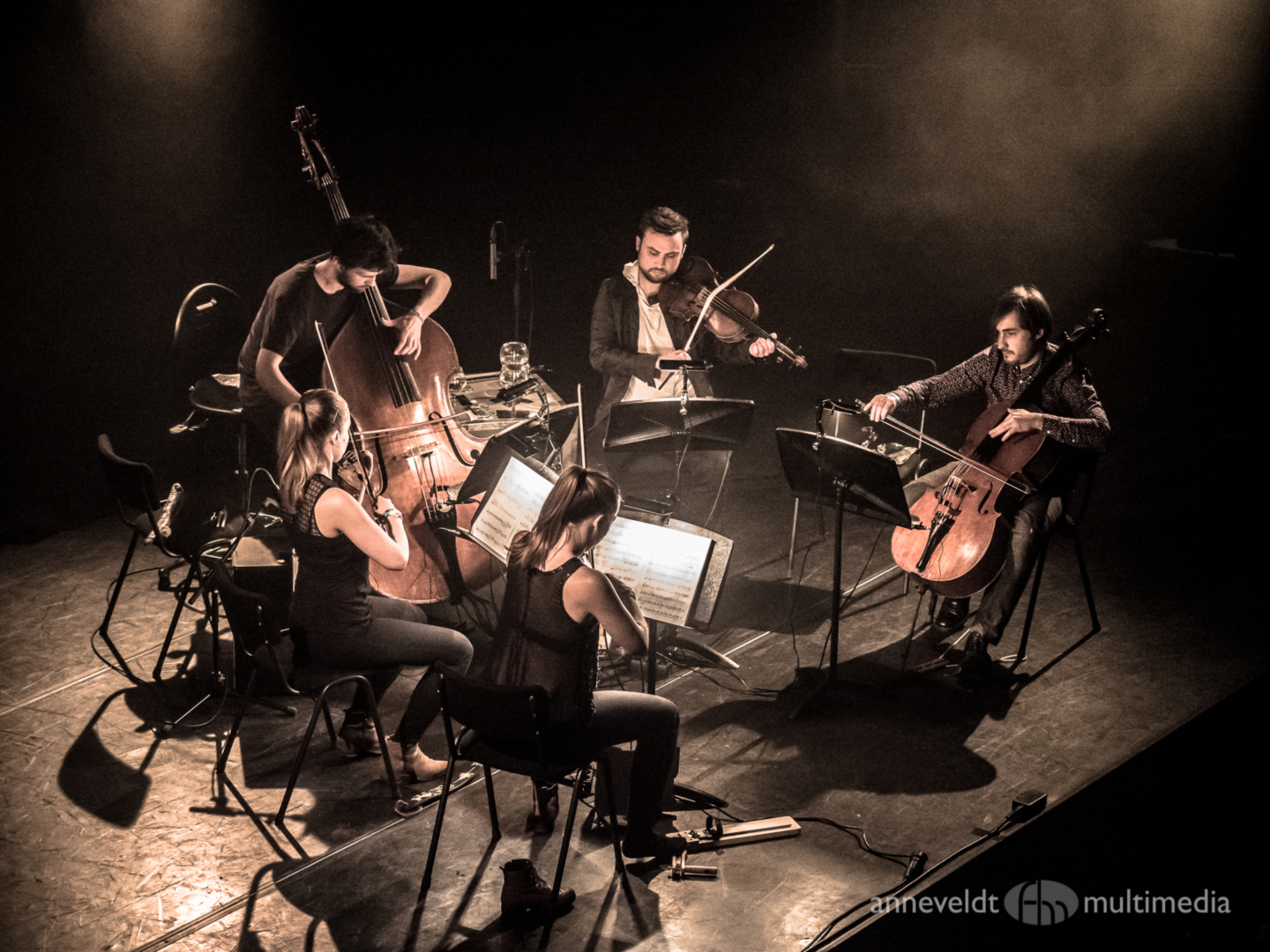 Strykeensemble spiller på scenen