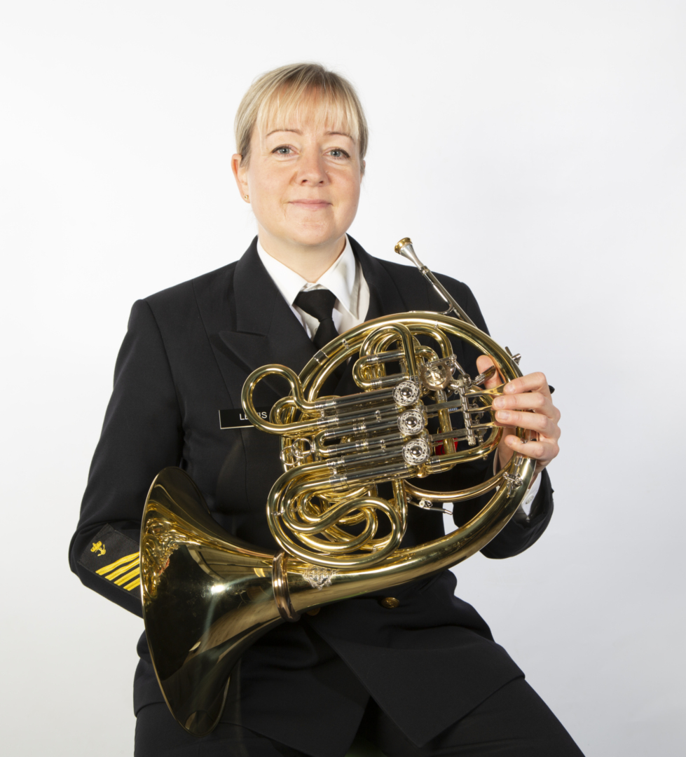 Irene Lewis, hornist i marinemusikken.