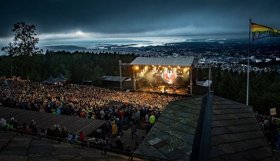 Musikkfelstival med publikum i amfiscene og utsikt over oslo og oslofjorden