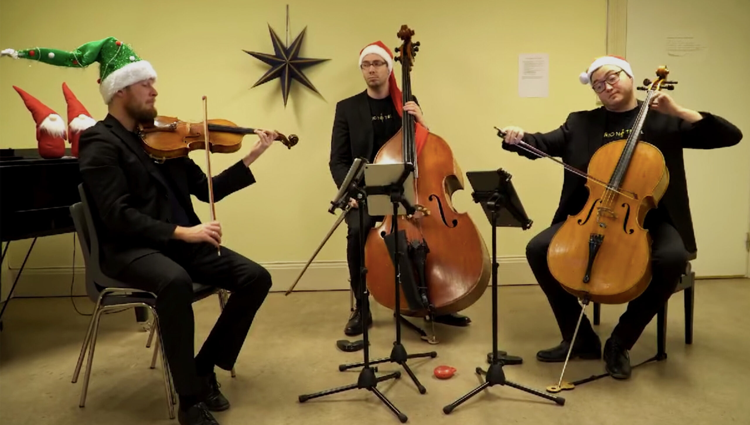Tre musikere med nisselue og fiolin, bratsj og cello