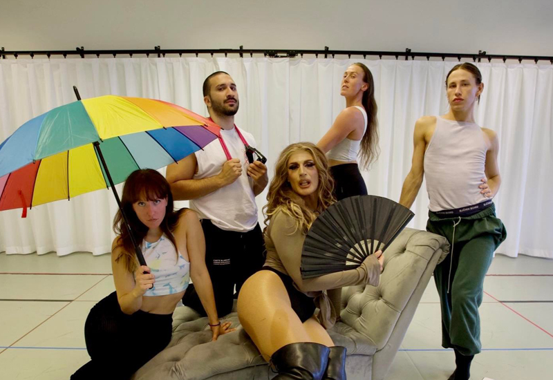 Drag-gruppe med regnbueparaply