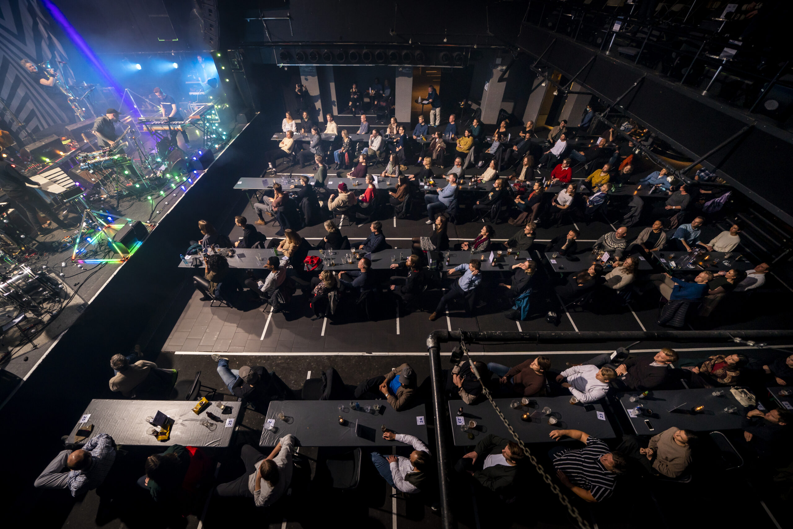 Konsert med smitteverntiltak og avstand sett ovenfra