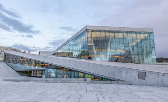 Operahuset i Oslo i kveldslys