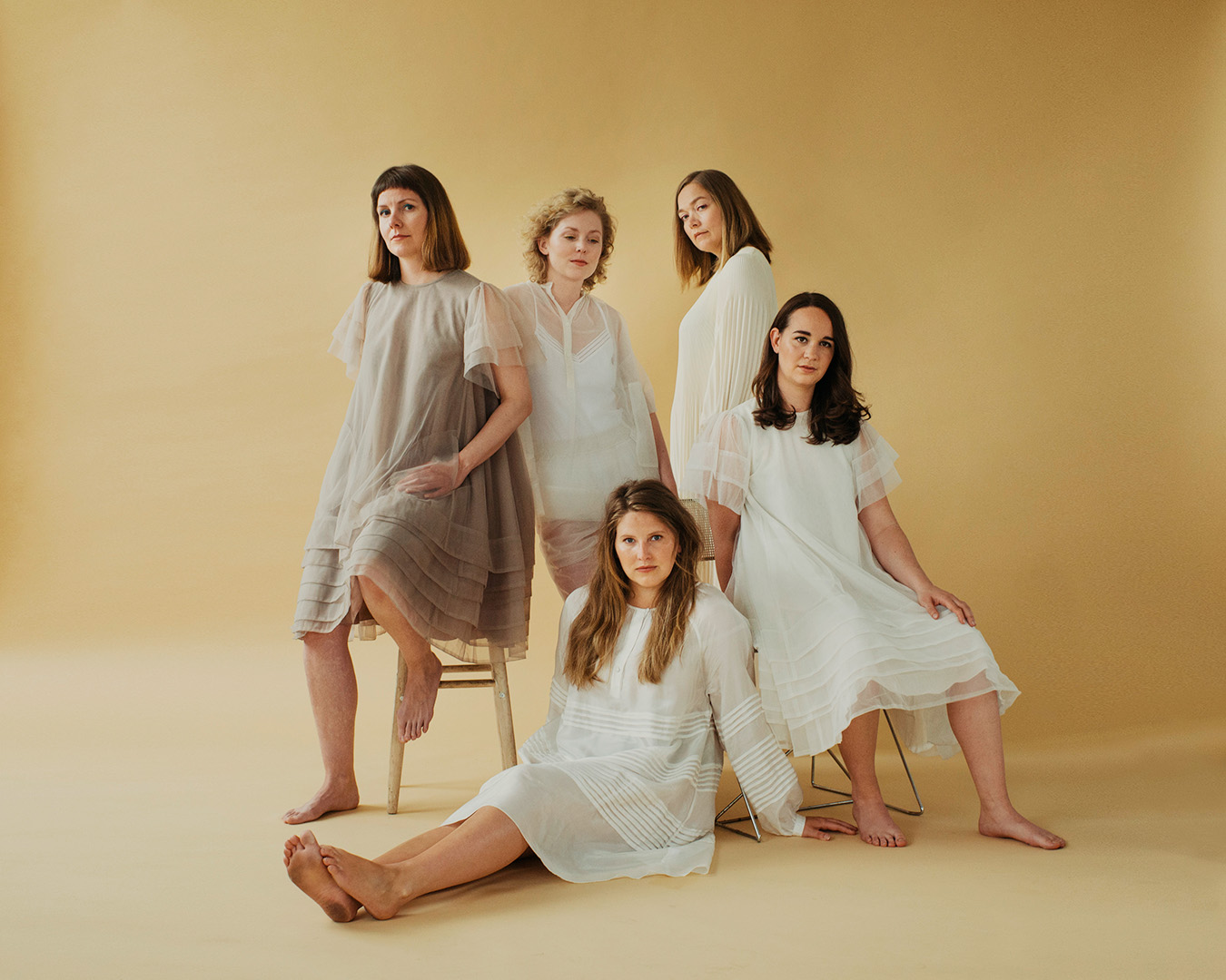 Fem kvinner i kjortel
