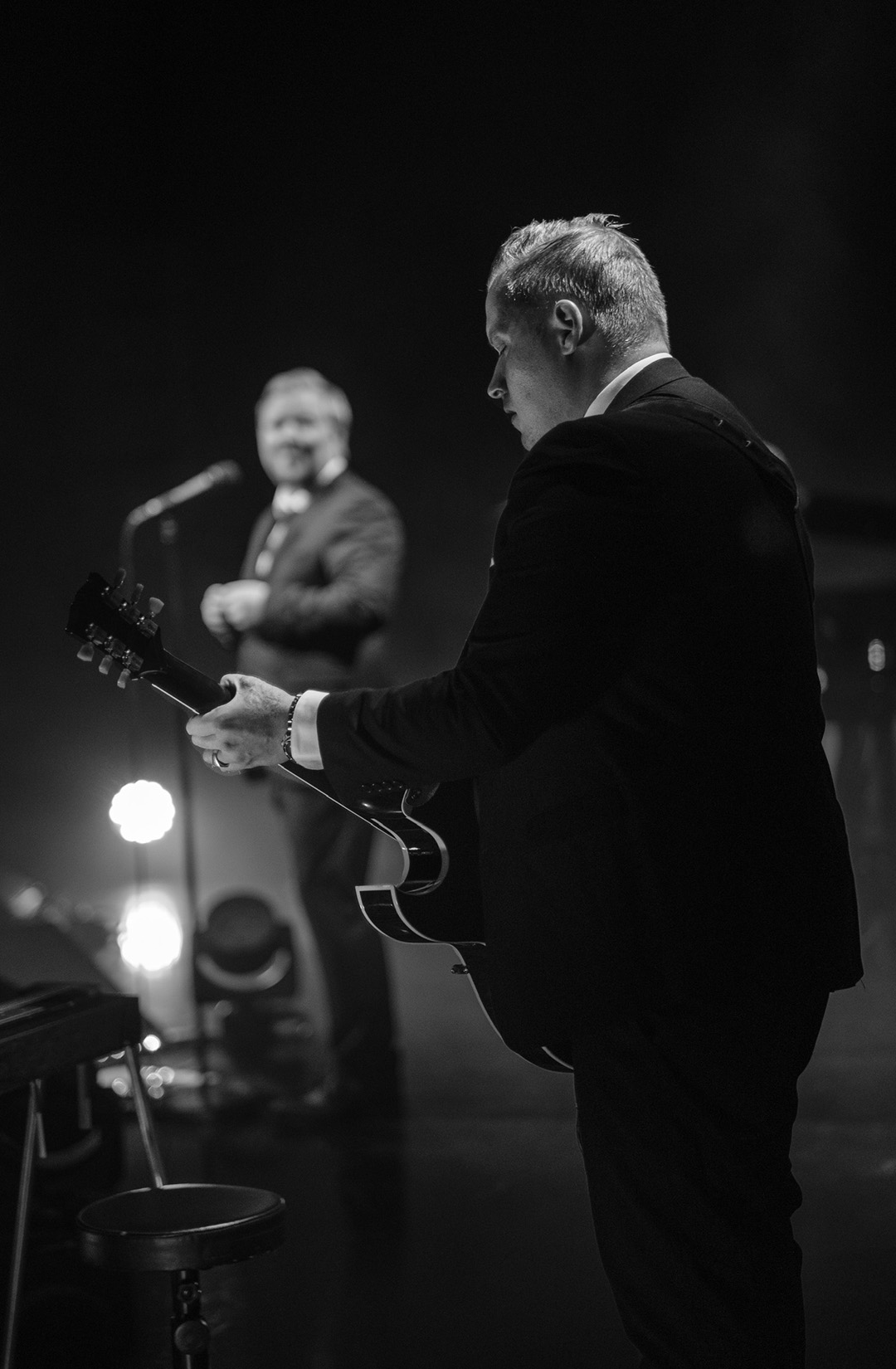 Gitarist og sanger på scene