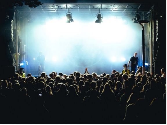 Konsertpublikum foran scene med masse lys