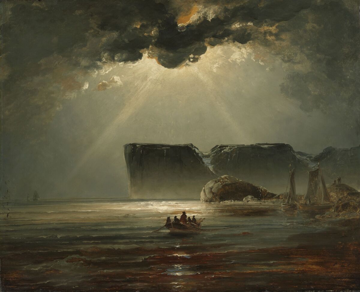 Maler av robåt på havet foran en klippe og solen stråler bak skyene