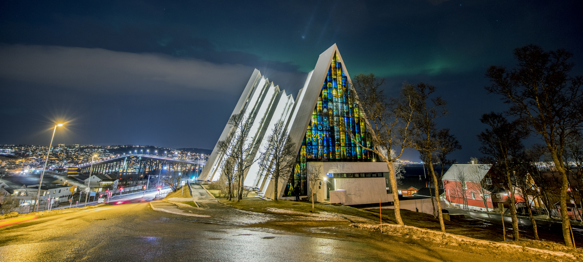 Nordlyshimmel med ishavskatedralen foran