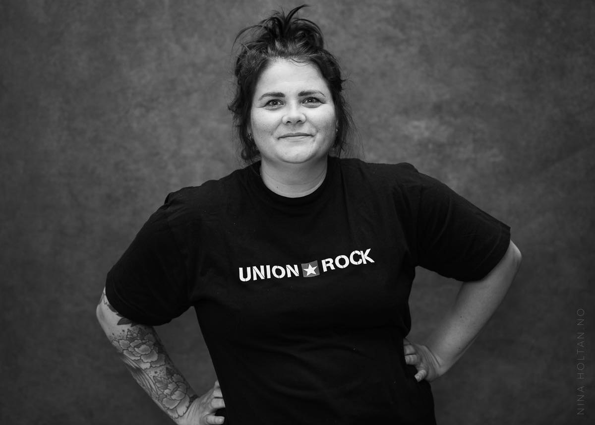 Kvinne med hendene i siden og t-skjorte med teksten: union rock