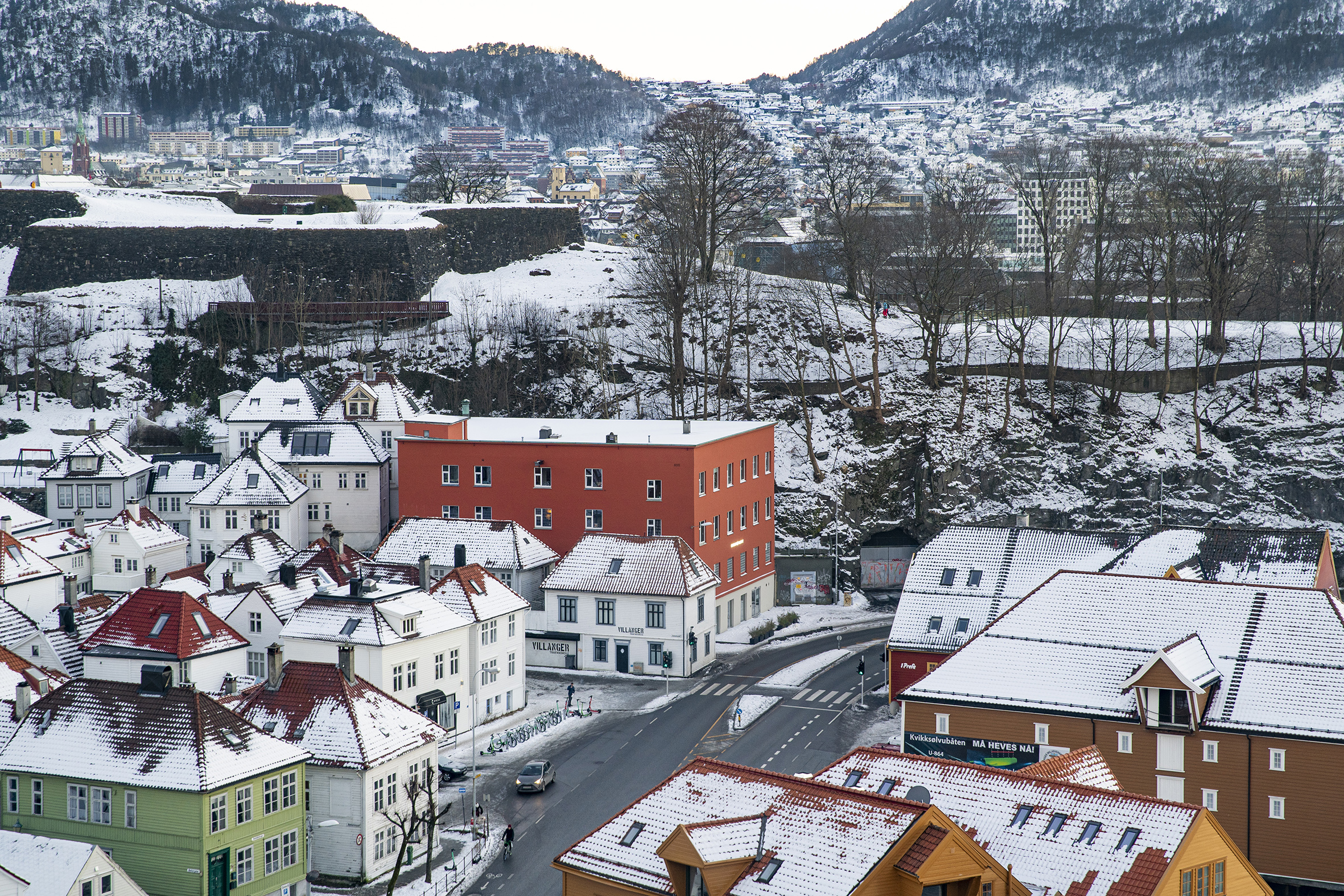 Bybilde fra Bergen om vinteren, med røde Bergen Kjøtt i front