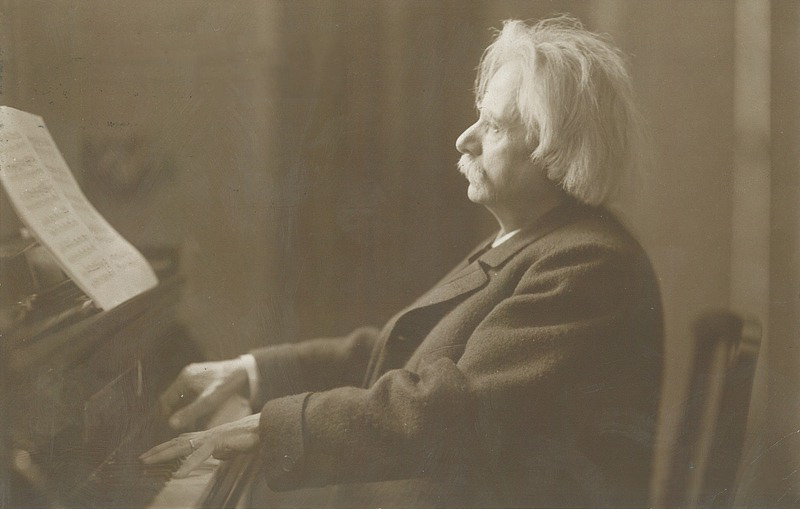 sort-hvitt-bilde av mann med hvit bart og hvitt hår spiller klaver