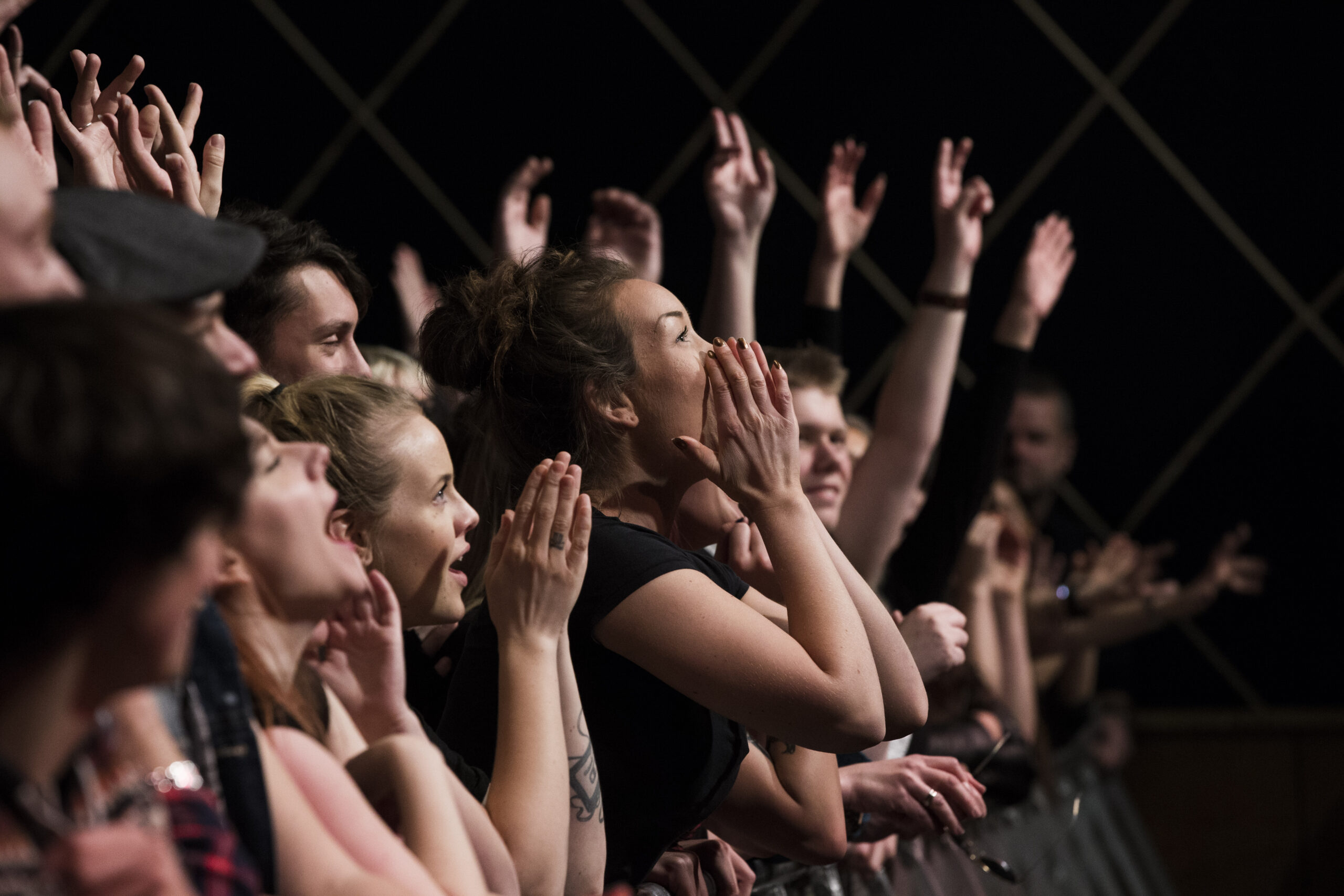 Konsertpublikum ser henført på scenen