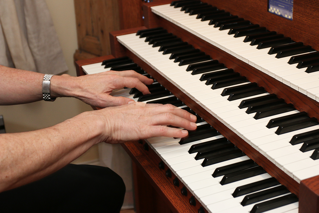 et par manne-hender spiller på orgel