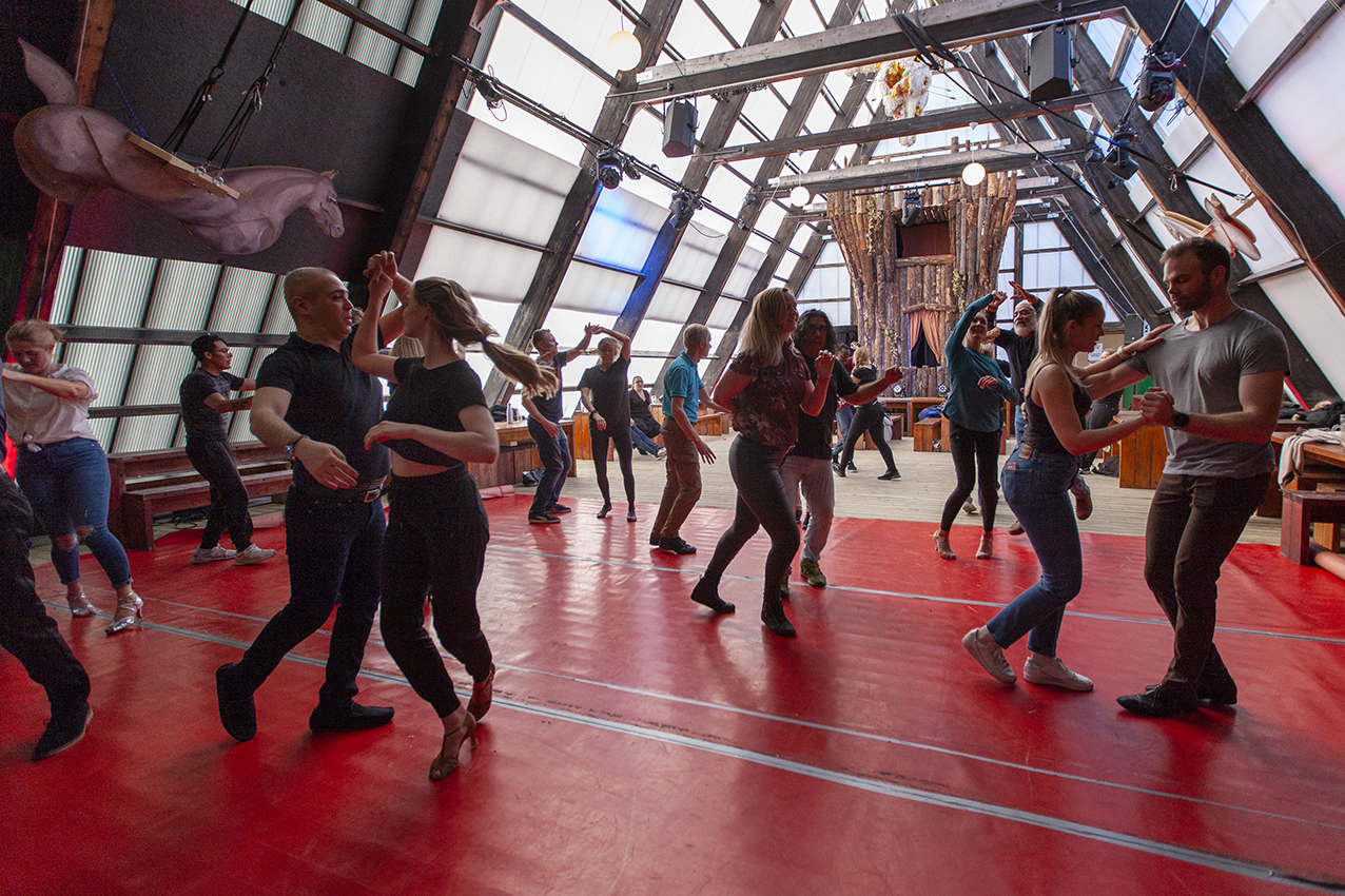 Par som danser innendørs i pyramidebygg