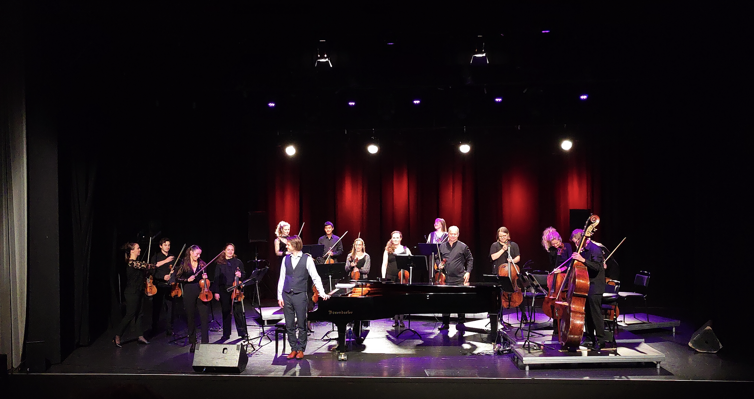 Klassisk orkester takker av konsert på scenen