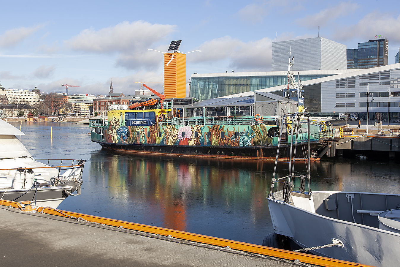 Båter med grafittamalt ferge som blikkfang foran operaen i Oslo