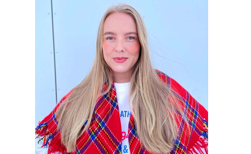 Kvinne med langt blond hår i samisk sjal
