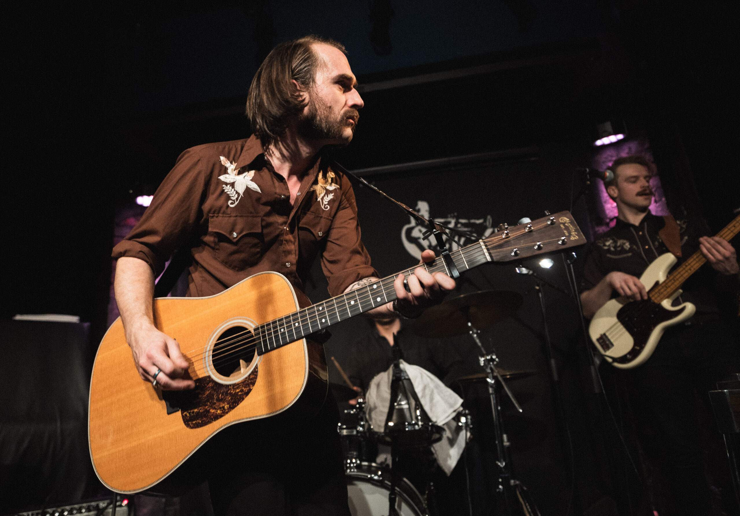 Rockemusiker med gitar spiller på scene