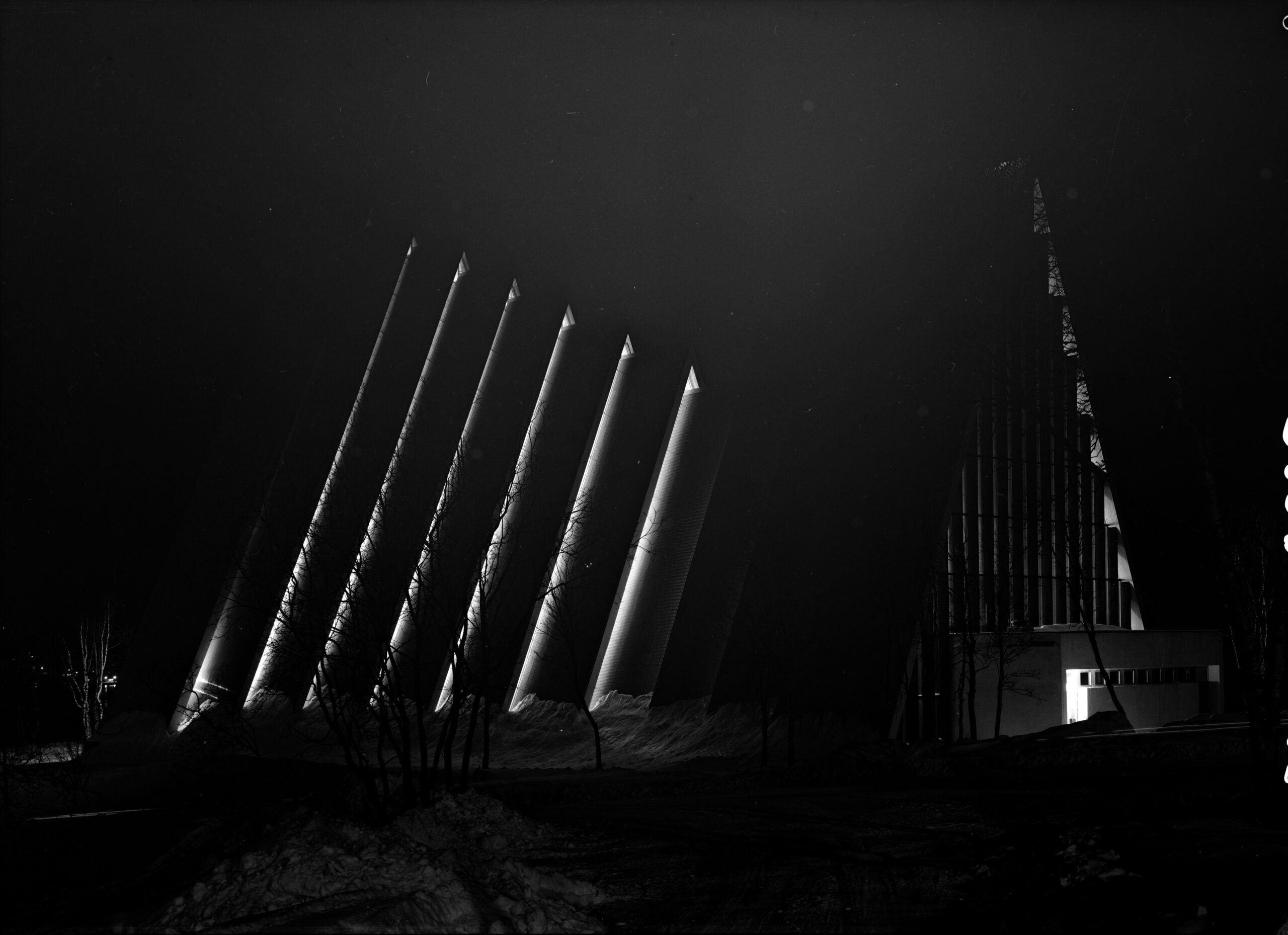 Svart-hvitt-foto av ishavskatedralen i mørke