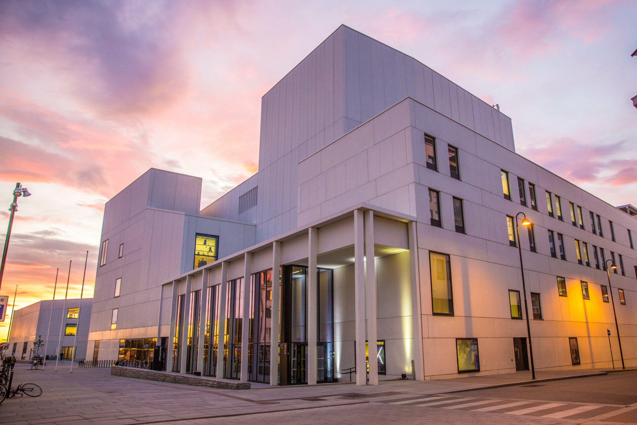 Stormen kulturhus - hvitt moderne bygg i solnedgang
